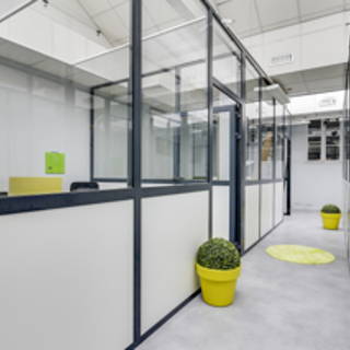 Bureau privé 12 m² 3 postes Coworking Rue Rabelais Montreuil 93100 - photo 2